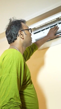 Elektrikçi ateşli kızı sikiyor