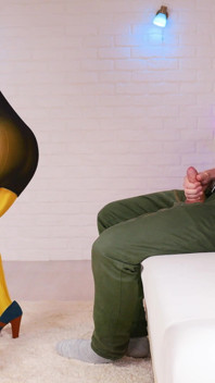 53 - Je veux te sucer la bite, mais d’abord, regarde-moi et branle-moi les jambes en collants jaunes !