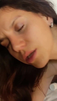 디비나마루우와 미셸은 서로의 몸 곳곳에 키스하며 매우 뜨거운 레즈비언 섹스를 한다