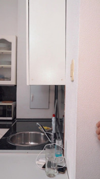 Mon mari prépare son petit-déjeuner à poil, n’a pas pu résister et le laisse lui baiser la chatte