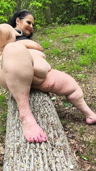 Succhia una cannuccia nei boschi Schizza sull'albero in ginocchio
