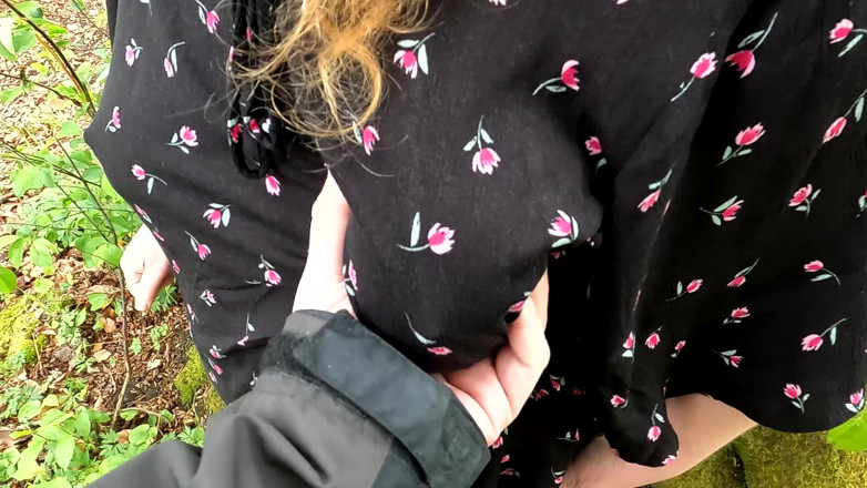 Bouncy Tits Action: kaale blauj oopar aur stan pita