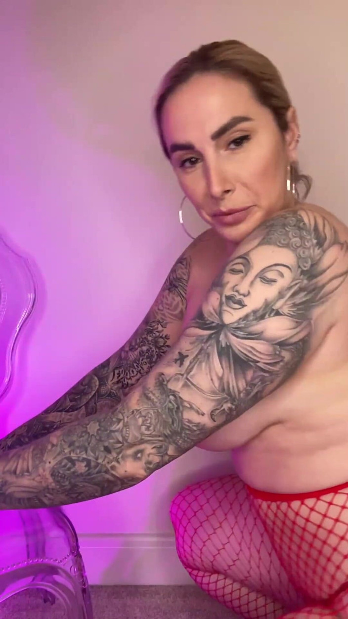 Paige Turnah: Nastrčil jsem toto VELKÉ ČERNÉ dildo na židli a dostávám svou kundičku...