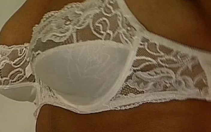 German's MILF: Une MILF allemande au corps parfait montre ses seins
