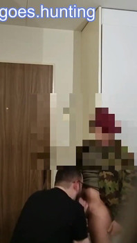 Zwitserse hetero militaire rekruut verleid