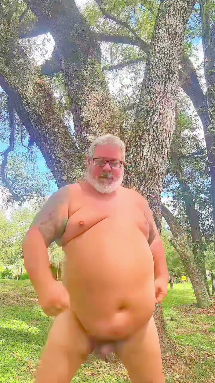 Hand-Free-Daddy-Chub: Nahý tančící medvěd v divočině ukazuje svou díru