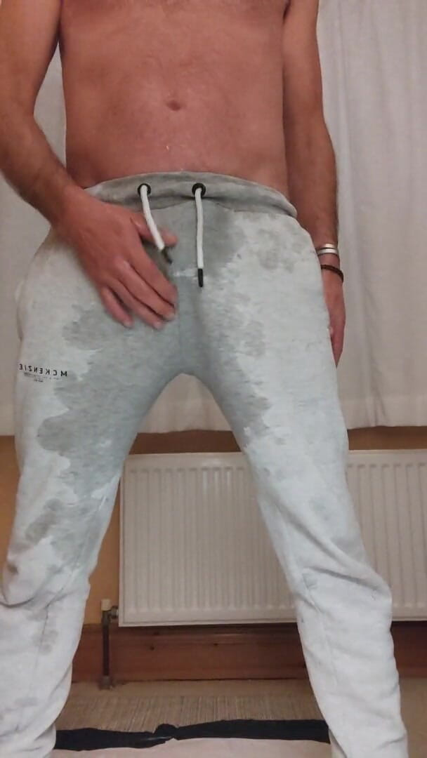 Scallyoscar: Scallyoscar Pissing a Cuming