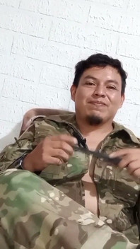 ストレートな戦術家が軍人のチンポを引っ張ってる