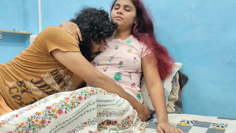 Vaigavarun45: T shirt ve etek yatak odasında romantik romantik dudak kilidi