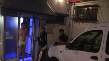 Gaybareback: Max menghisap kawannya di dalam kereta saya di tepi jalan