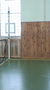 Olds Fuck Dolls - Le vieux maître de gym Karl Fucker baise une étudiante de 18 ans dans la salle de sport