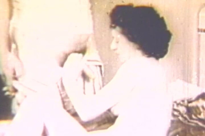 Lovers Of Vintage: Una troia classica pallida scopa il nonno in camera da...