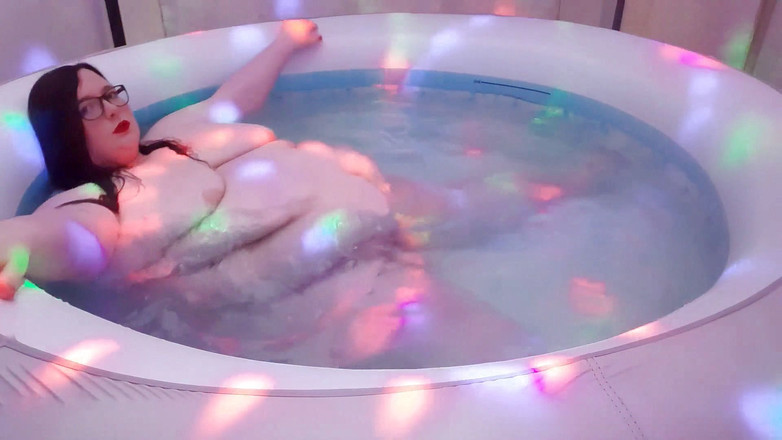 SSBBWLadyBrads: DONnona SSBBW pancia jiggles gioca nella vasca idromassaggio