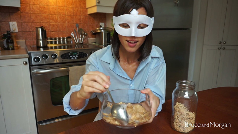 Bruce-and-Morgan: Una colazione completa - piscio e sborra!