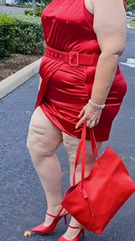 Una bella donna che cammina all'aperto nel parcheggio si mostra per estranei