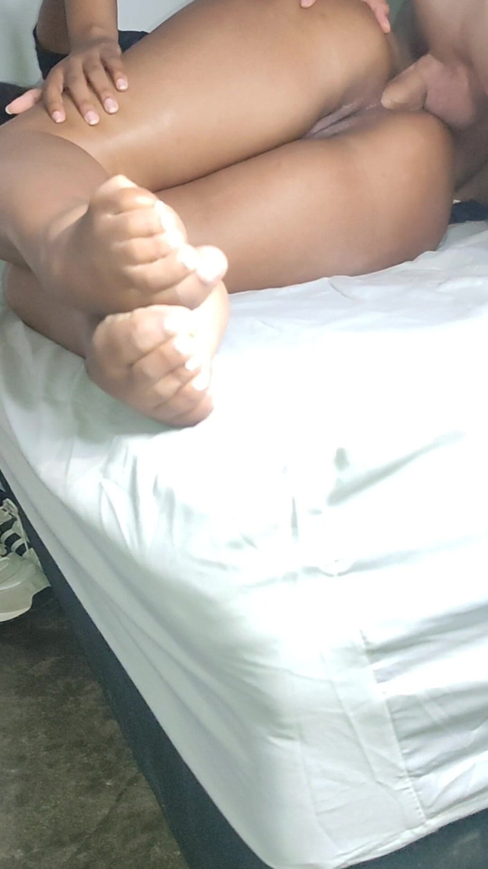 Brunnete Sofi: Une petite fille aux pieds nus entre dans la chambre...