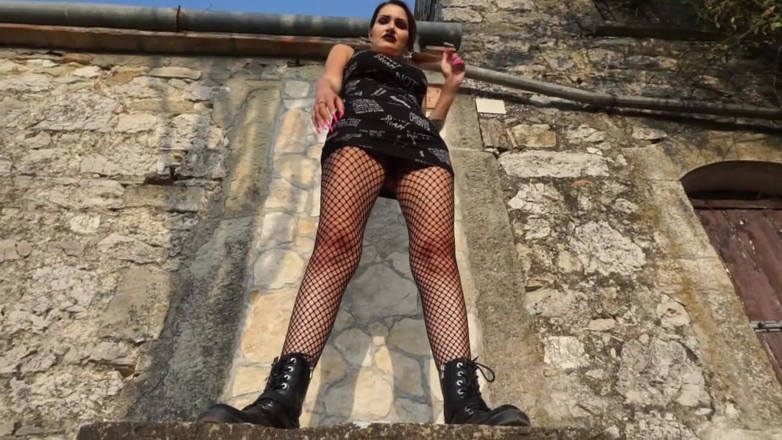 Lady Mesmeratrix Official: apni maalkin ke prati nishtha dikhaati hai