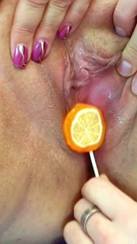 Gorda madura con un caramelo en la boca deja que el extraño la folle