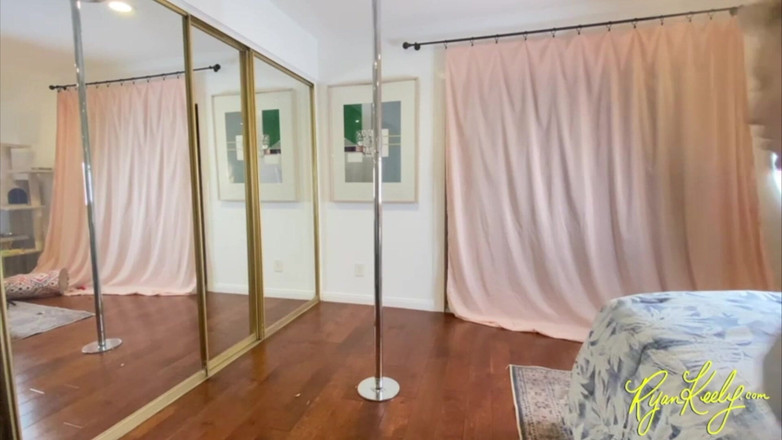 RyanKeely: 穿着牛仔裤的丰满熟女在脱衣舞娘的杆子上摇晃 - ryan keely