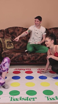 Strip Twister z dwoma wspaniałymi brunetkami i jednym szczęśliwym facetem