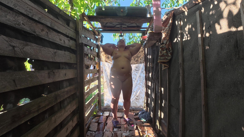 SchoolPrincess: Outdoor Shower Couple