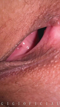 La ragazza vergine in pantaloni orsacchiotto è pronta per essere sbloccata da un uomo ricco sopra i 50 anni