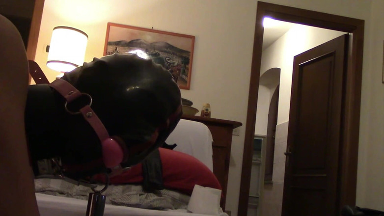 LauraOnHeels: MiLF legata a pecorina e scopata nella figa e in...