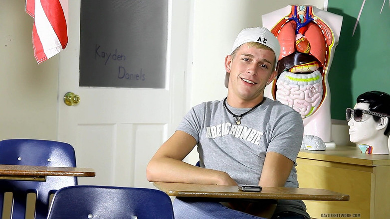 Teach Twinks: Feestman Kayden Daniels straalt sex-aantrekkingskracht uit