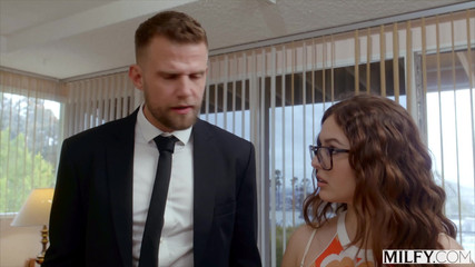 Milfy: Orta yaşlı seksi kadın doyumsuz holly barmeni ve kız arkadaşı...