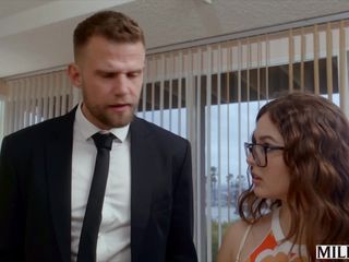 Milfy: L'insaziabile holly seduce il barista e la sua fidanzata leana
