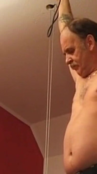 Zralá brunetka MILF dostane svíčku hluboko do zadku
