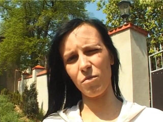 POV Orgasms: Piękna brunetka masturbuje się przed robieniem loda w akcji POV