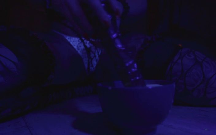 Petite Asian hefburg: Miauw for Me Kitty