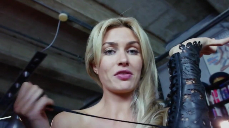 Naughty Girls: Audiție cu 3 gagici fierbinți și o mamă sexy ademplătoare