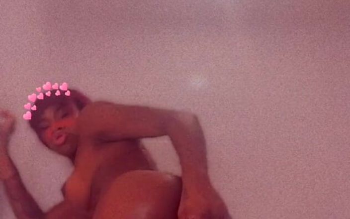 AJ180: Aj180 : J’ai besoin de me faire baiser, mais ce gode...