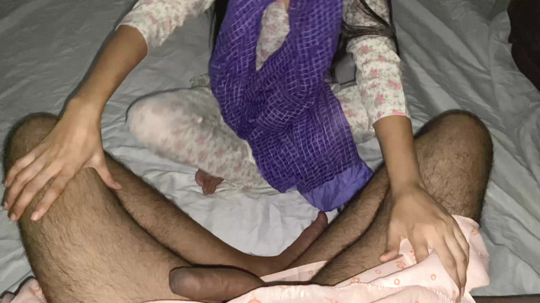 Desifilmy45: La matrigna punjabi si è spogliata davanti a un baba dhongi...