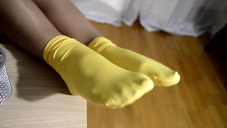 Mistress Legs: Stokin kuning yang sedap