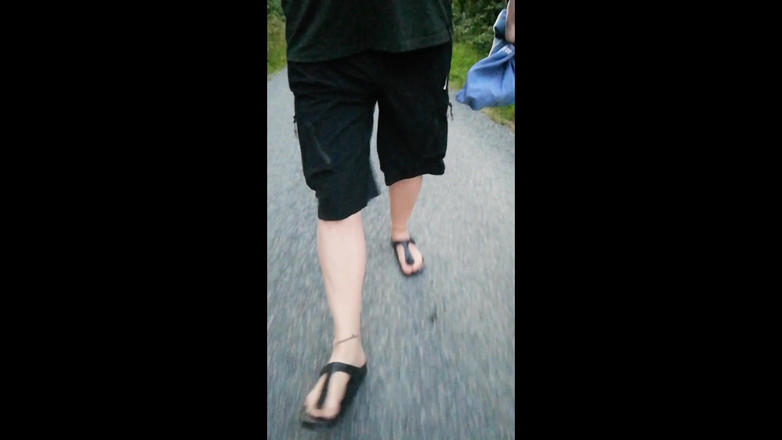 Carmen_Nylonjunge: Draußen mit Nylonfüßen in Birkenstocks am Morgen