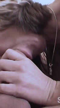 Une belle-mère se fait baiser par une jeune bite