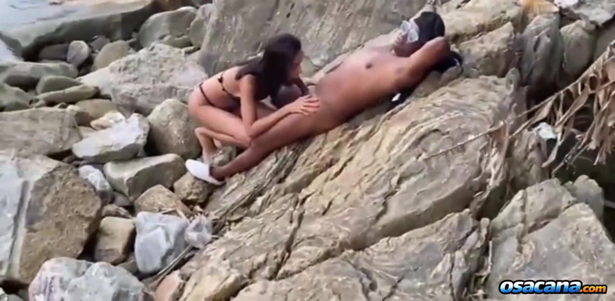 World Tranny: Suruba en la playa