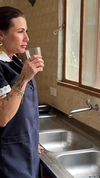 Sexo Em Familia - Esposa Flagra Marido Fodendo a Empregada Na Cozinha