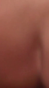 Brunette milf berijdt enorme grote zwarte lul in omgekeerde cowgirl-stijl