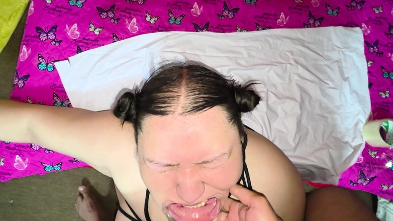 Sado Hentai: 你知道你可以通过鼻子做爱吗？是的，这是可能的！他这样做直到他射在里面，精液从我嘴里出来。