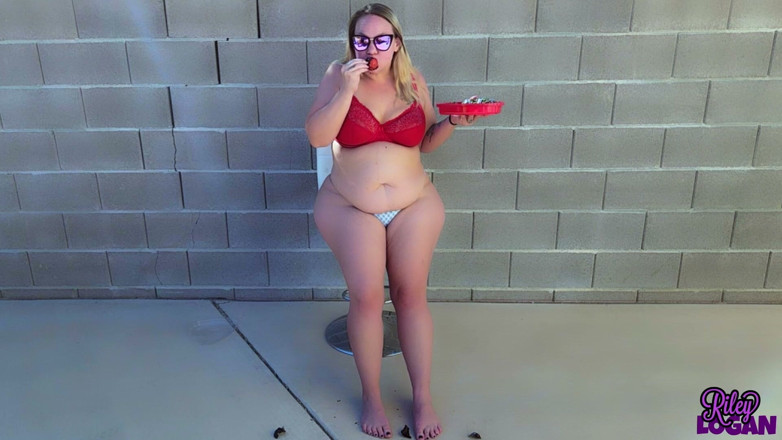 RileyLogan: Logan Feeds Riley Chocolate Covered Strawberries Before Dinner