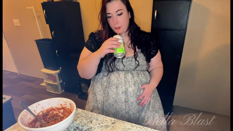BellaBlast: Grandota hace eructar y pedos mojados después de comer pasta,...