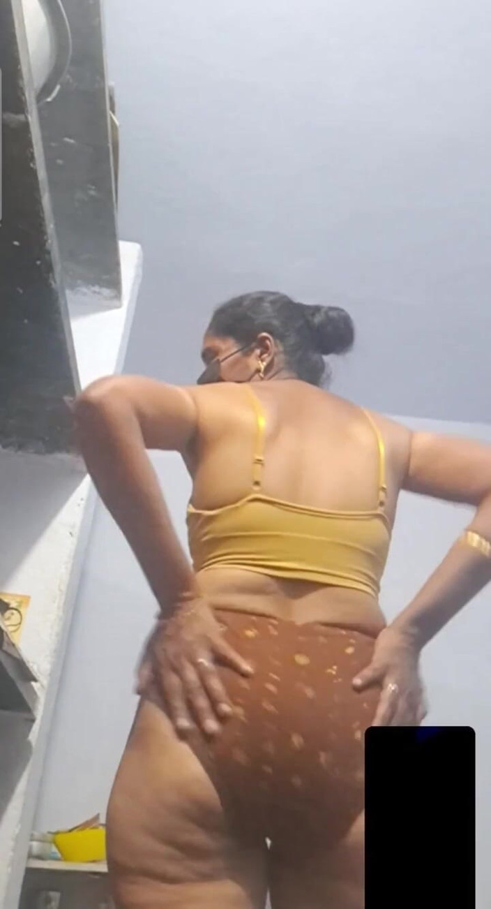 Jayaselvi: Une tatie tamoule appréciée pendant un appel vidéo