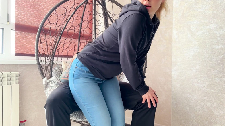 Spacenintenda: Tight Jeans Dry Hump: Nadržená nevlastní sestra má orgasmy na...