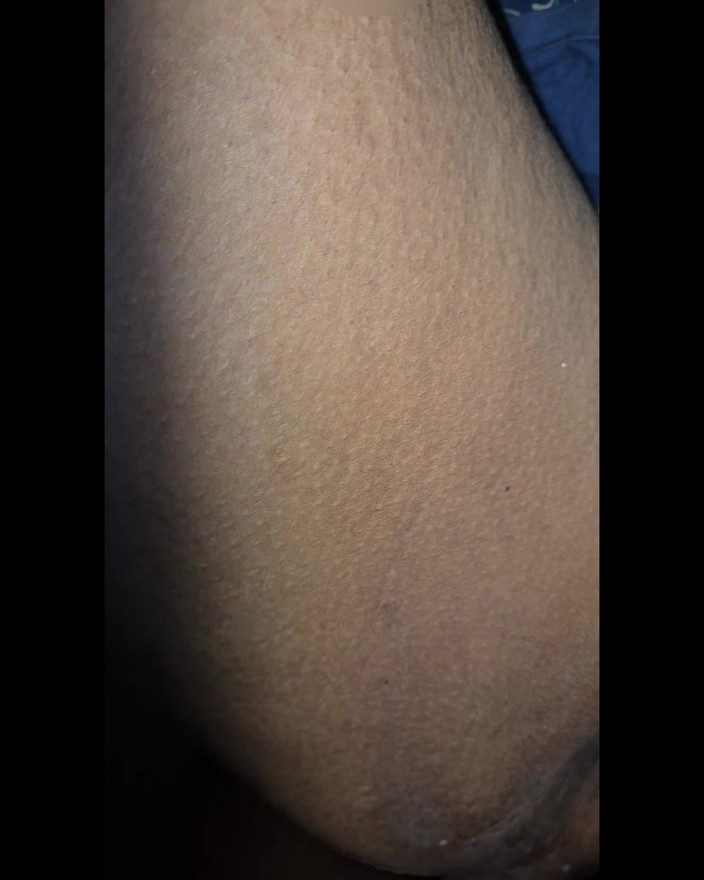 Black & white desicat: Hete Indische tante met grote borsten in nachtelijk poesje neuken