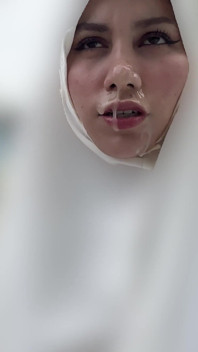 Menina em Burka cum walk e público mijando