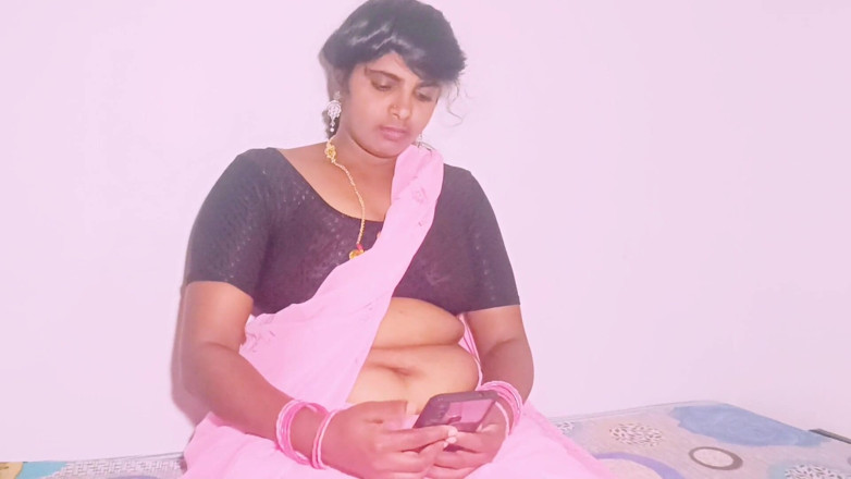 Telugu honey lips: Hintli sari üvey anne üvey oğlu büyük yarakla sikişiyor. Telugu edepsizce konuşuyor.